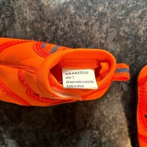 Toddler water shoes, size 7 - Picture 3 of 6